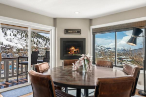 Walk to Main St, Luxurious Family Home, 3 BR, Amazing Deck with Private Hot Tub and Downtown Views